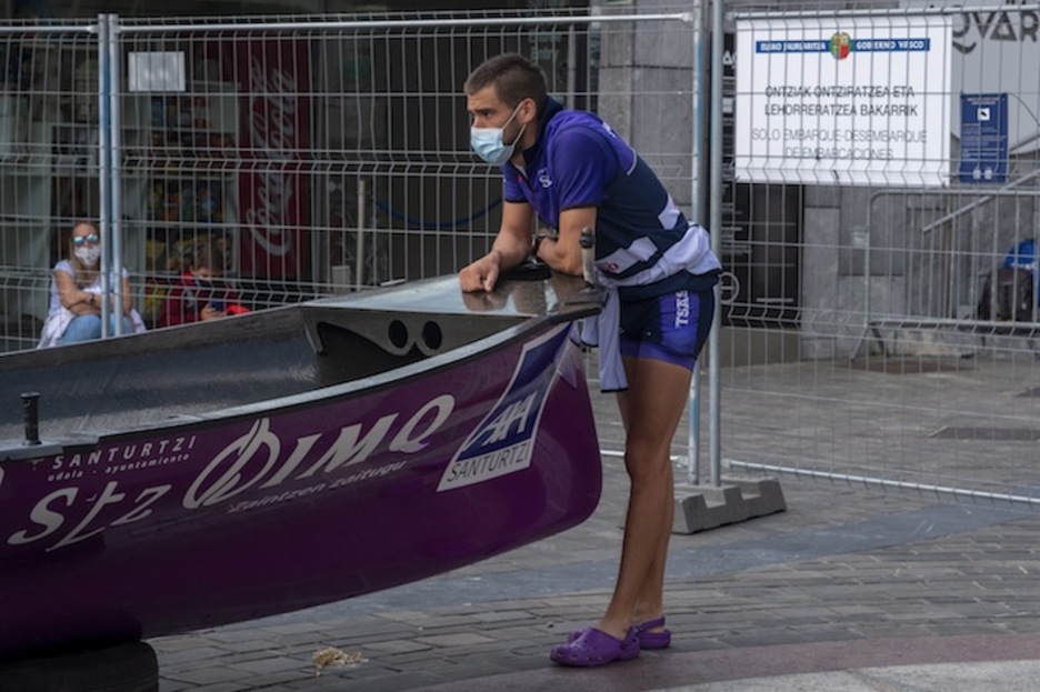 Santurtziko arraunlari bat, trainerua uretaratzeko zain (Jon URBE / FOKU)