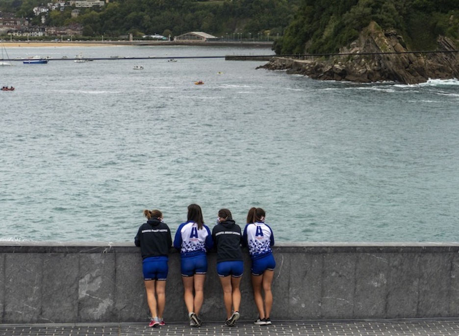 Arraun Lagunakeko ordezkoak, estropada lasai ikusten Paseo Berrian (Jon URBE / FOKU)