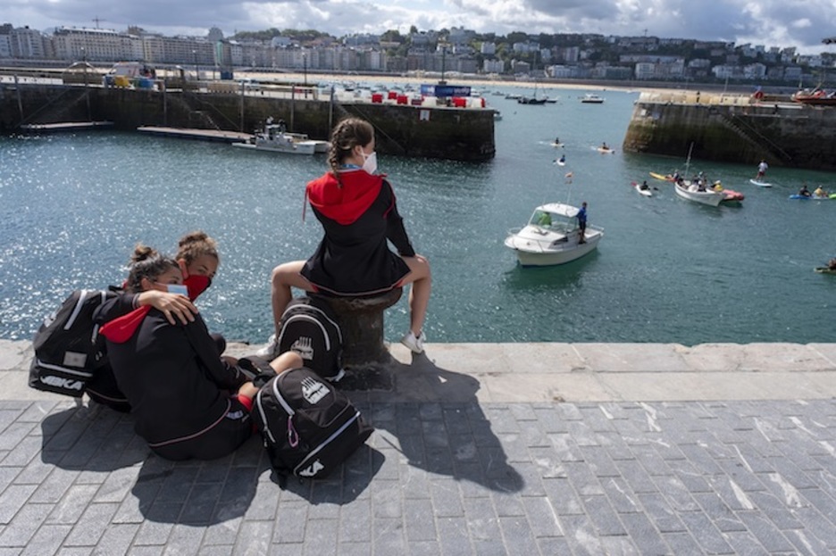 Eta Hibaikako beste hiru, portuan eserita (Jon URBE / FOKU)