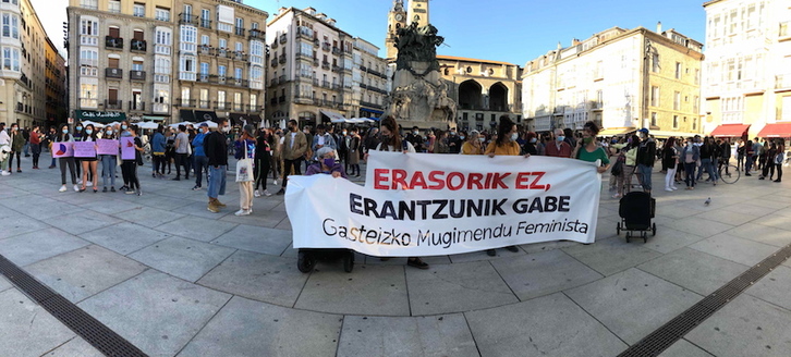 Concentración para denunciar una violación múltiple en Gasteiz. (FOKU)