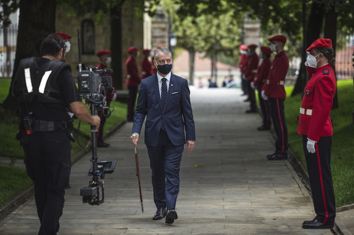 Urkullu, ertzainez inguratuta, Gernikan, karguaz jabetzeko ekitaldian. (Aritz LOIOLA/FOKU)