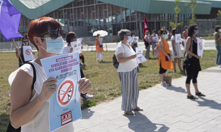 Jangela eta garraioetako langileen mobilizazioa Lakuako egoitzaren aurrean, ekainean. (Jagoba MANTEROLA/FOKU)