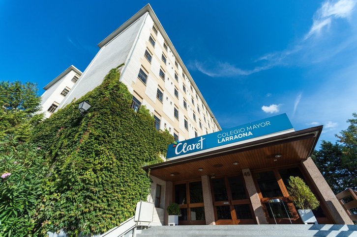 Fachada del Colegio Mayor Larraona. 