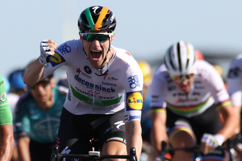 Sam Bennett se ha emocionado después de lograr su primera victoria en el Tour. (Kenzo TRIBOUILLARD/AFP)