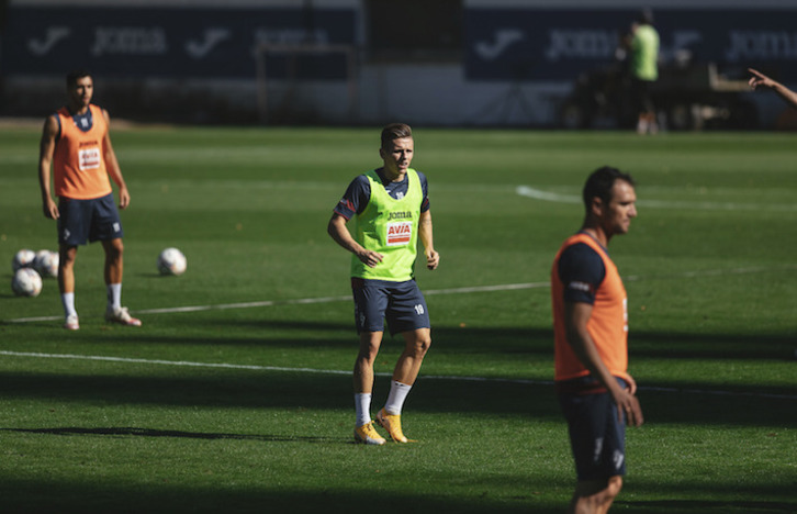 Kadzior ya entrena en Atxabalpe con sus compañeros. (SD Eibar)