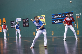 Jaka-Albisu eta Ezkurdia-Aranguren bikoteek ez dituzte gauzak euren esku. (Iñigo URIZ/FOKU)