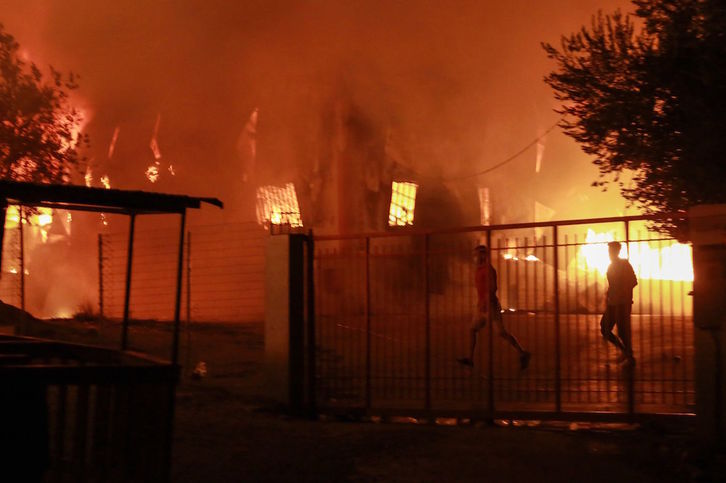 Las llamas arrasan el campamento de Moria. (Manolis LAGOUTARIS / AFP) 