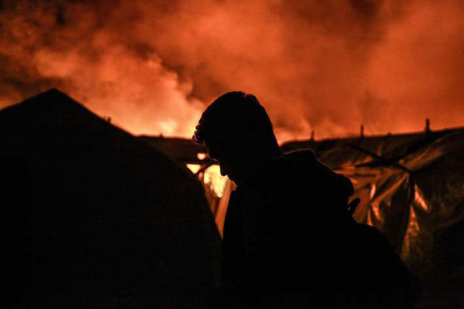 Kanpamentua kiskali egin du suak. (Manolis LAGOUTARIS/AFP) Kanpamentua kiskali egin du suak. (Manolis LAGOUTARIS/AFP)