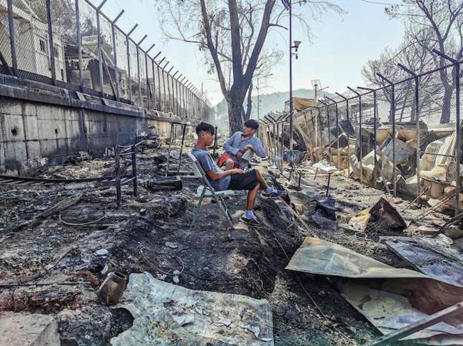 Morian bizi ziren bi lagun, errauts artean. (Anthi PAZIANOU/AFP) Morian bizi ziren bi lagun, errauts artean. (Anthi PAZIANOU/AFP)