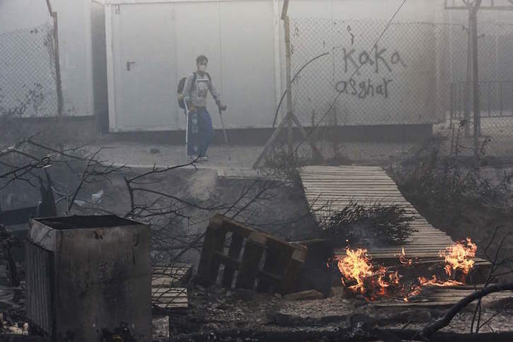 Moriako kanpamendua, bart gaueko sutearen ostean. MANOLIS LAGOUTARIS / AFP