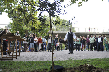 Un dantzari en el acto de recuerdo a Begoña García en el 25 aniversario en Gares. (Idoia ZABALETA/FOKU)