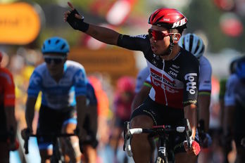 Caleb Ewan ha ganado en Poitiers con una gran remontada en los últimos metros. (Thibault CAMUS/AFP)