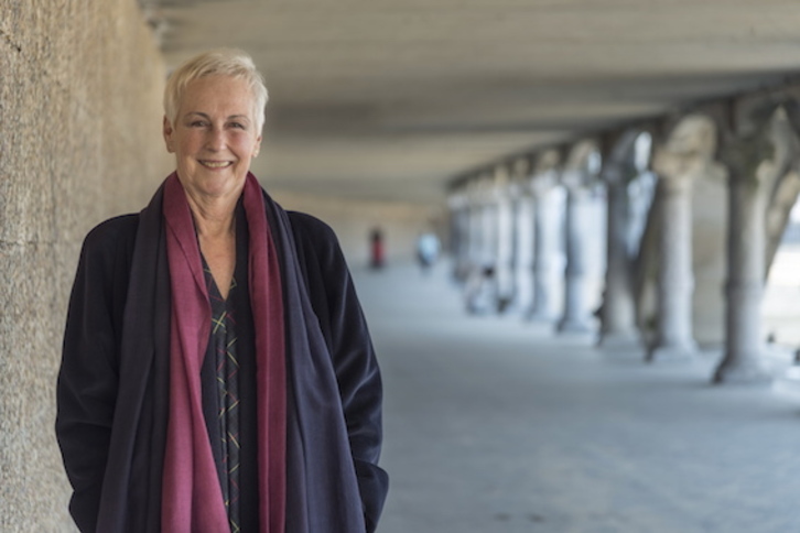 La primera directora de Emakunde, Txaro Arteaga, firma el escrito junto a la primera secretaria general, Itziar Fernández. (Andoni CANELLADA/FOKU)