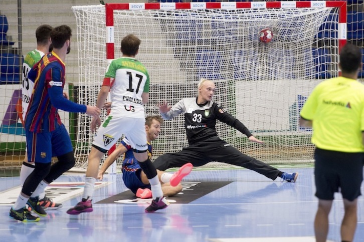 Patrick Bols ha vivido un suplicio con las contras del Barça, hasta que se ha entonado en la segunda mitad. (Iñigo URIZ / FOKU)