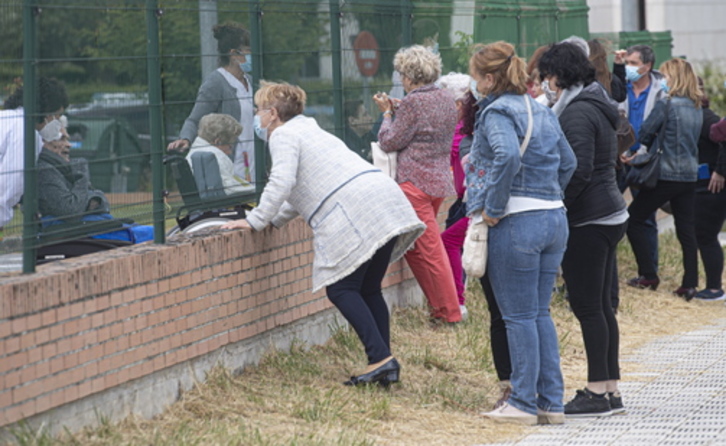 Visitas desde el exterior en una residencia de mayores de Nafarroa. (Jagoba MANTEROLA / FOKU)