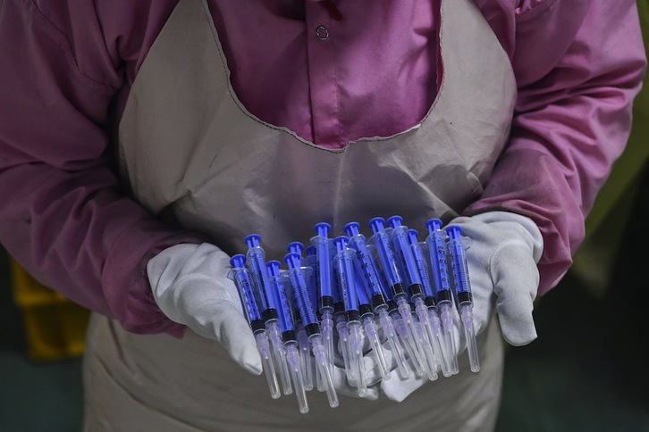 Jeringuillas de la fábrica Hindustan Syringes de Faridabad, en la India. (Sajjad HUSSAIN/AFP)