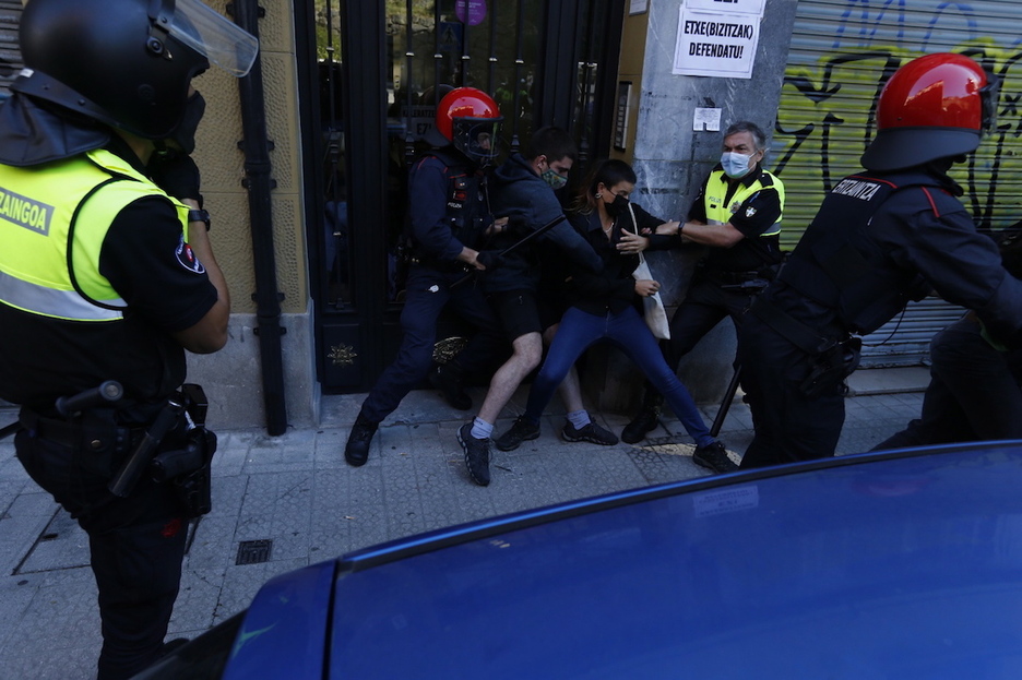 Policías actúan contra vecinos que protestan por el desalojo. (Aritz LOIOLA/FOKU)