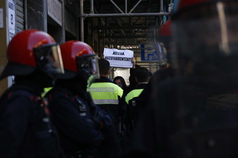 Despliegue policial contra la solidaridad vecinal. (Aritz LOIOLA/FOKU)