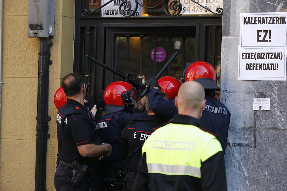 Policías ante el portal de Mari Carmen. (Aritz LOIOLA/FOKU)