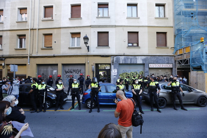 Cordón policial y solidarios en los aledaños del nº 35 de la calle Urazurrutia. (Aritz LOIOLA/FOKU)