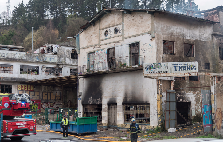 Incendio en la casa ocupada en El Infierno de Donostia. (Andoni CANELLADA/FOKU).