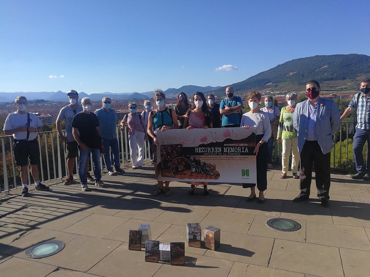 Presentación de los DVD a cargo de representantes de Hamaika Telebista y asociaciones memorialistas de Nafarroa. (@MartxeloDiaz)