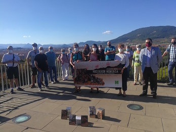 Presentación de los DVD a cargo de representantes de Hamaika Telebista y asociaciones memorialistas de Nafarroa. (@MartxeloDiaz)