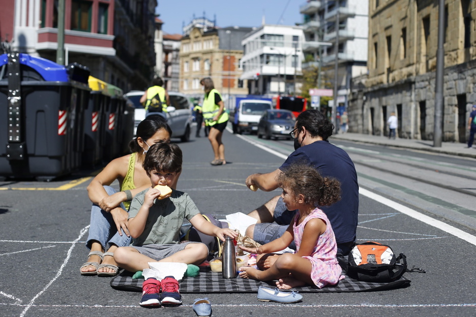 Txikis comiendo en la calle por falta de espacio. (Aritz LOIOLA/FOKU)