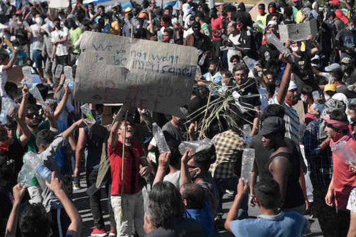 Movilización de las personas atrapdas en Lesbos. (Louisa GOULIAMAKI/AFP) 
