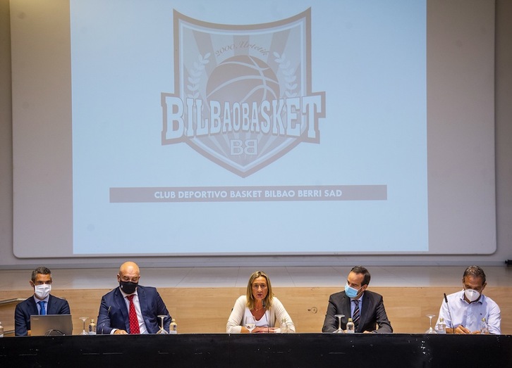 El nuevo Consejo de Bilbao Basket en plena presentación, con su presidenta Isabel Iturbe en el centro. (Luis JAUREGIALTZO / FOKU)