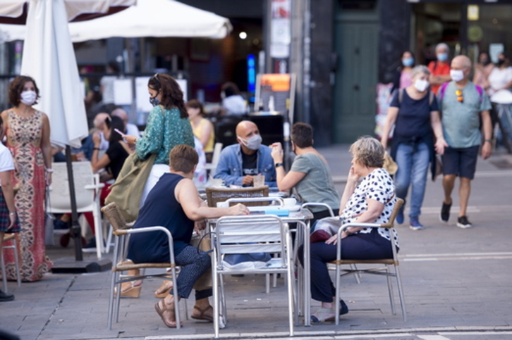 Ambiente en una terraza de la Plaza del Castillo. (Iñigo URIZ/FOKU)