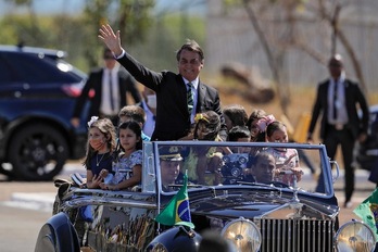 Bolsonaro saluda durante la celebración del Día de la Independencia, el pasado lunes. (Sergio LIMA / AFP)