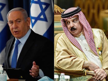Netanyahu y Hamad bin Isa Al Khalifa. (Ronen ZVULUN-Fayez NURELDINE/AFP)