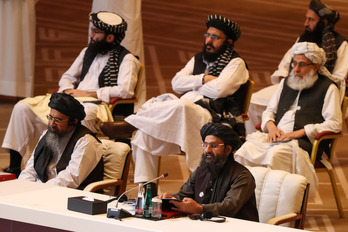 Miembros de la delegación talibán presente en Doha. (KARIM JAAFAR / AFP) 