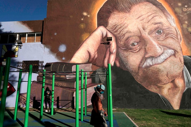 Benedettiren omenezko murala, Montevideon. (Eitan ABRAMOVICH | AFP)