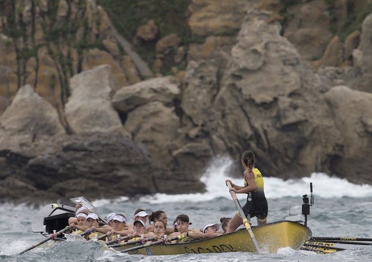 Orio lleva la iniciativa de la regata femenina, pero queda mucha tela por cortar. (Juan Carlos RUIZ / FOKU)