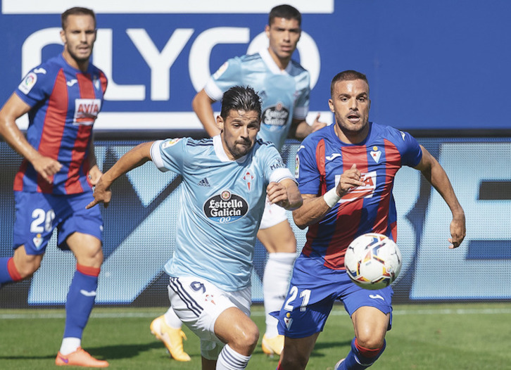 Nolito y Pedro León corren tras el balón. (SD Eibar)