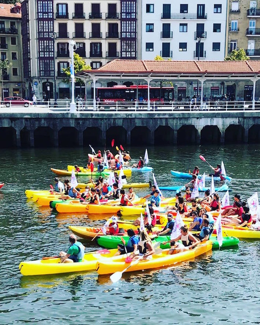 Piraguistak Areatzaren aurrean. (@IratiGurasoekin)