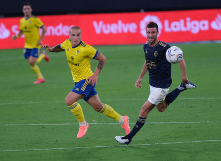 Oier ha dominado en el medio campo del Carranza y el que ha generado el 0-1 rojillo. (LA OTRA FOTO)