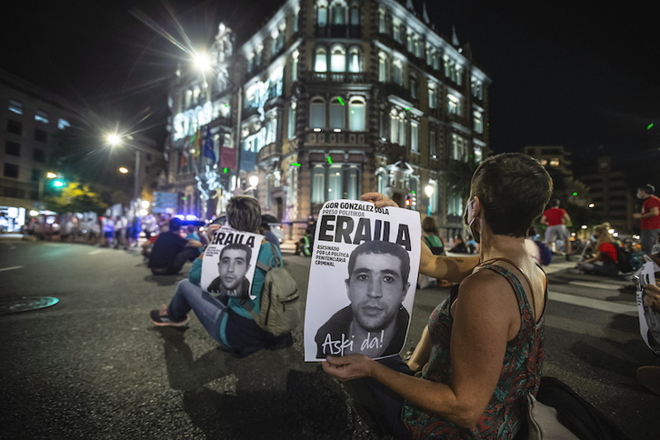 ‘Haserre gaua’ convocada el sábado por la noche en Bilbo ante la Delegación del Gobierno español. (Aritz LOIOLA | FOKU)