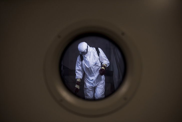 Desinfekzio lanetan Zumarragako erresidentzia batean. (Andoni LUBAKI) 