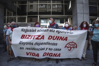 El Movimiento de Pensionistas de Bizkaia llevó ante el fiscal la situación de las residencias. (Aritz LOIOLA/FOKU)
