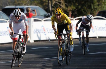 Pogacar y Roglic, en los últimos metros en el Grand Colombier. (Thibault CAMUS/AFP)