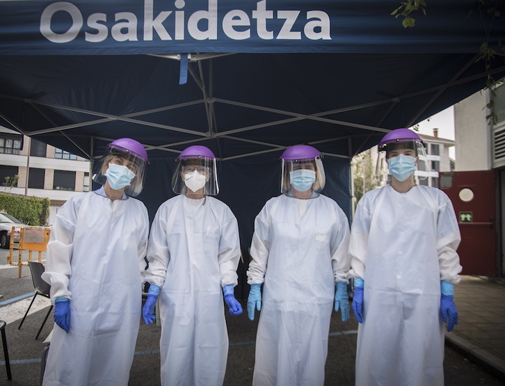 Sanitarias, listas para hacer pruebas PCR. (Gorka RUBIO/FOKU)