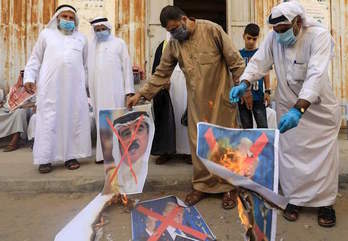 Palestinos queman imágenes del rey bahreiní en una protesta en Gaza. (Mahmud HAMS/AFP)