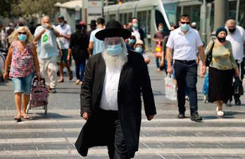 Un judío ultraortodoxo con mascarilla en Jerusalén. (Emmanuel DUNAND/AFP)