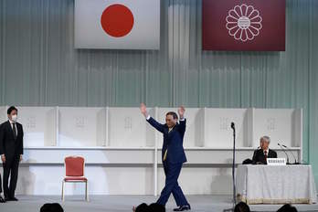 Suga celebra su elección como nuevo líder del PLD japonés. (Eugene HOSHIKO/AFP)