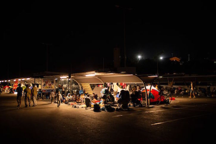 Familias pasan la noche al raso en Lesbos. (Angelos TZORTZINIS/AFP)