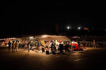 Familias pasan la noche al raso en Lesbos. (Angelos TZORTZINIS/AFP)