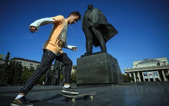 Novosibirskeko plaza batean Leninen estatuaren ondoran skate egiten. (Alexander NEMENOV/AFP) 